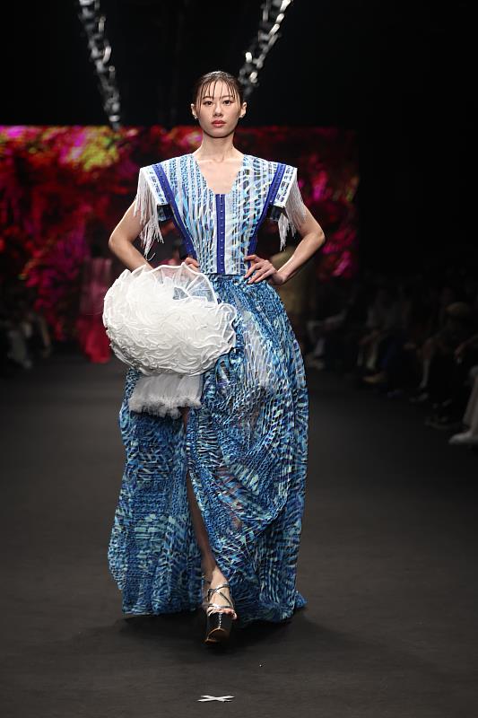 本季創作靈感源自水神媽祖，將東方信仰與西方神話交織出既神聖又當代的視覺語境。（麥羨雲 攝）