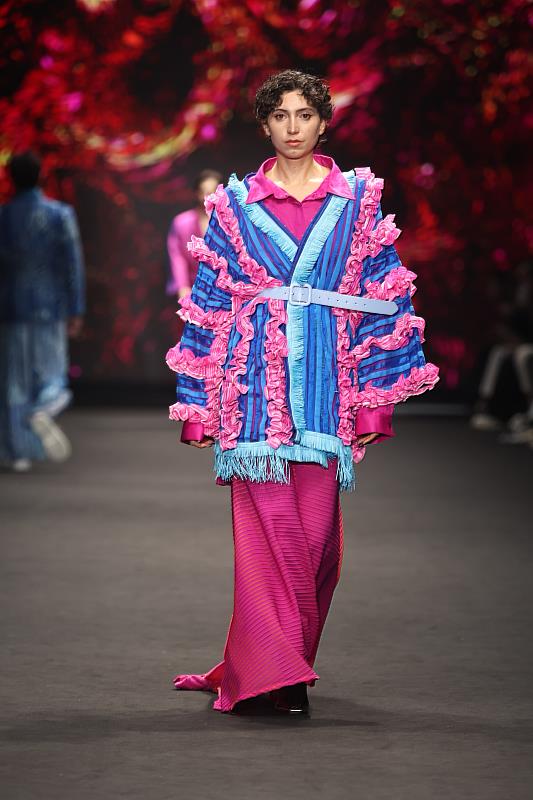 WEITZUYUAN  AW26系列以《默默水潺潺》為題揭開品牌新一季創作篇章。（麥羨雲 攝）