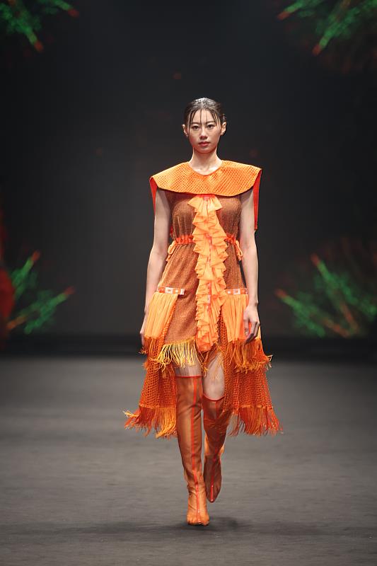 延續品牌對臺灣文化歷史、人文脈絡與當代議題的感知，以服裝為媒介展開游移於信仰、神話與環境意識間的對話。（麥羨雲 攝）