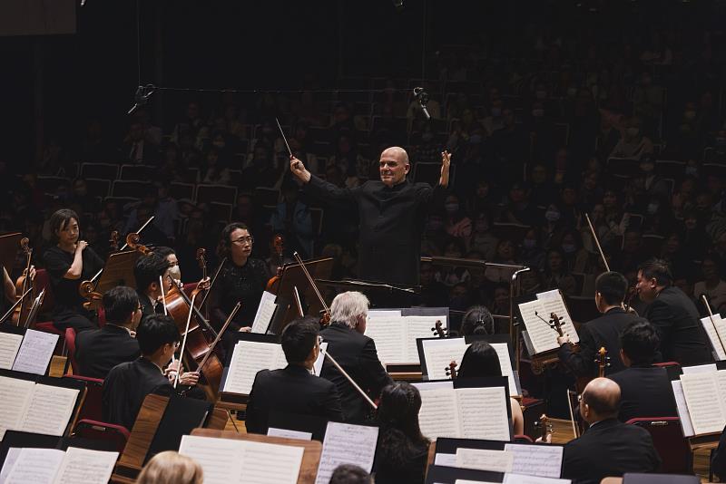 由駐團藝術家梵志登領軍的長榮交響樂團，將於臺北、高雄兩地震撼演出威爾第《安魂曲》，呈獻視覺與聽覺的雙重饗宴。