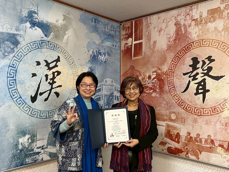 台灣尤努斯基金會董事長蔡慧玲（左）頒贈廣播專訪感謝狀予《遠見雜誌》社長、《哈佛商業評論》繁體中文版執行長楊瑪利（右）。