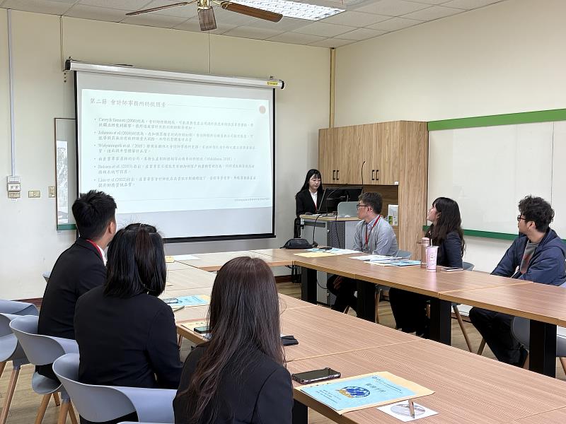 南華大學財金系舉辦研討會洞察AI金融趨勢，拓展研究新思維，圖為學生組發表。