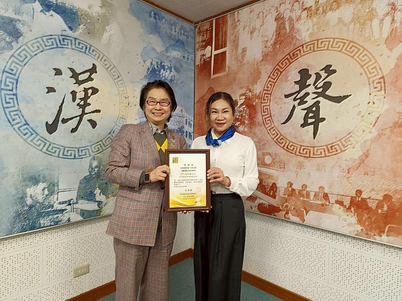 群景國際商務法律事務所所長蔡慧玲律師（左）頒贈廣播專訪感謝狀予元方聯合會計師事務所所長暨凌群策略財務顧問有限公司董事長黃秋凌會計師（右）。
