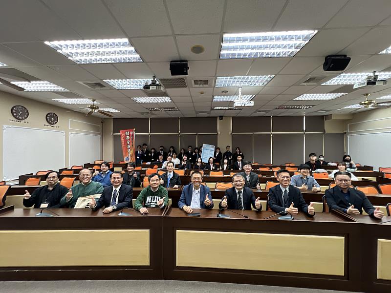 南華大學財金系舉辦研討會洞察AI金融趨勢,拓展研究新思維,與會人員合影。