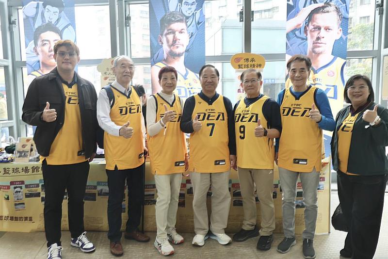 救國團主任葛永光接掌台灣籃球名人堂協會理事長，攜手傳奇國手現身中信特攻主場，全力推動台灣籃球新格局。