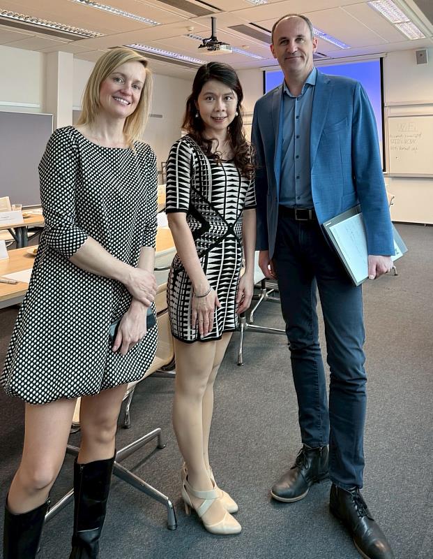 葉惠菁國際長與Ondřej Krejcar校長（右）、Helena Chytilová副校長（左）就雙方未來合作方向進行深度交流。