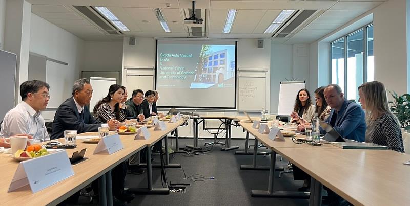 代表團與Škoda Auto University進行交流座談。