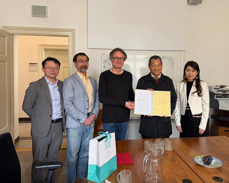 巫銘昌副校長與葉惠菁國際長及漢學所王世豪所長與Masaryk University文學院及漢學系洽談簽署院級合作備忘錄（MOA）事宜。