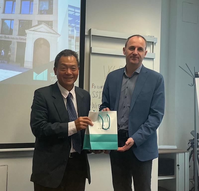 巫銘昌副校長致贈本校禮品予Ondřej Krejcar校長，象徵兩校合作友誼之奠定。