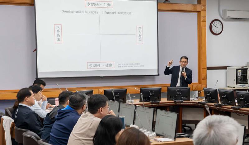 陳世明教練授課。