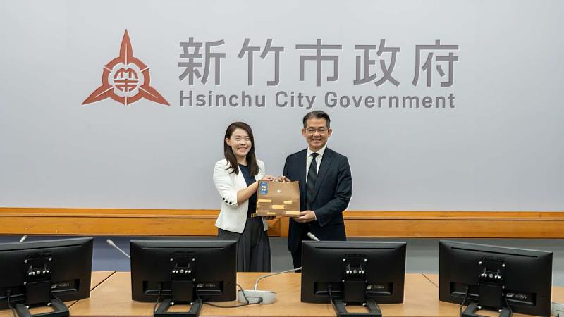 市長高虹安致贈禮品予陳世明教練。