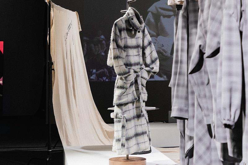 本系列大量運用溫暖的長毛毛料、厚實西裝布與蓬鬆棉紡織物。（麥羨雲 攝）