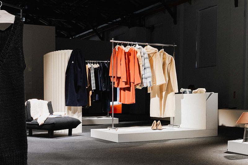 靈感汲取自設計師從倫敦求學、臺北創立品牌，到本季於東京發表，這段跨越10餘年的生命歷程，將生命的流轉織入衣褶。（麥羨雲 攝）