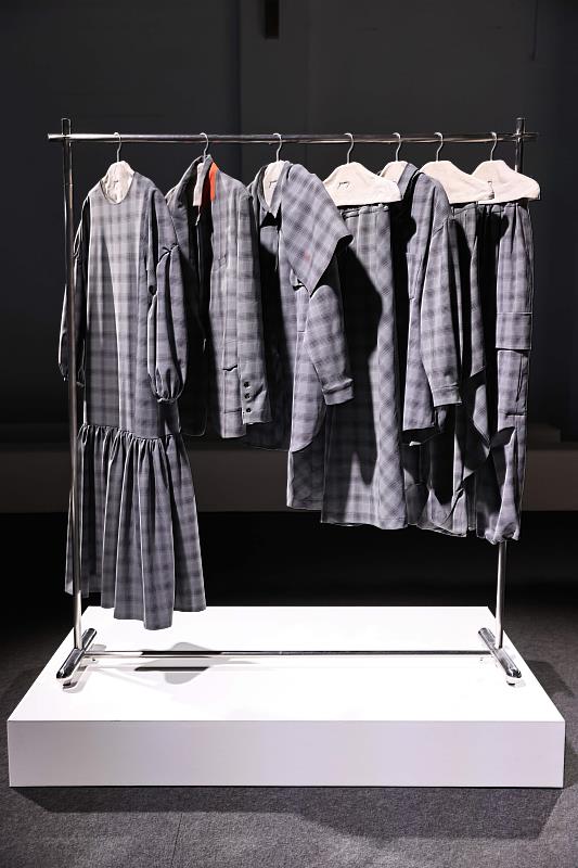 設計上除了維持建築般的俐落輪廓，本季特別嚴選柔軟細膩、具織紋感的面料，象徵剛毅勇敢與溫柔兼具的女力。（麥羨雲 攝）