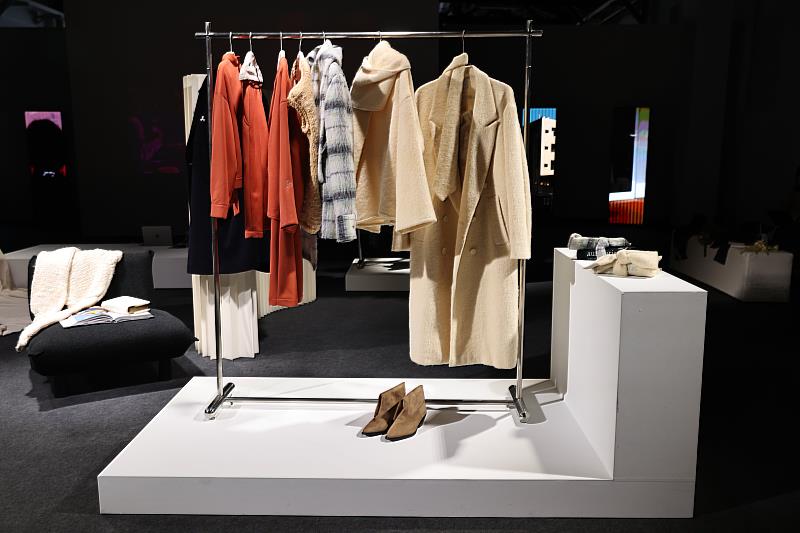 在冷靜的建築灰色調中，刻意點綴了宛如暖陽的鵝黃色與橙色。（麥羨雲 攝）