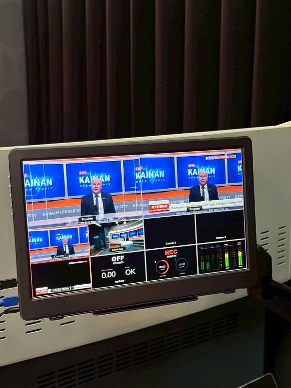 透過專業導播系統呈現台澳交流影像成果。