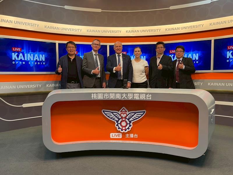 訪問團於開南大學新聞主播棚進行錄製體驗。