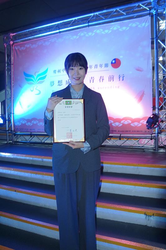 中醫大中醫學系會長吳師安同學榮獲今年縣市優秀青年殊榮。