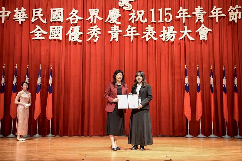 中醫大杏服醫學服務隊隊長余鳳汝同學榮獲今年全國「大專優秀青年」殊榮。