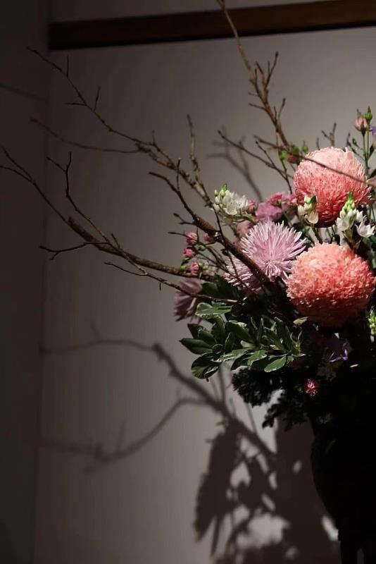 郭玉玲老師擅長在花葉間建立秩序，透過「布與紋」的映襯，讓每一處插花作品都像是一段療癒心靈的旅程。