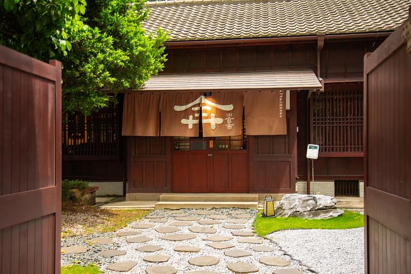 輕推大門，走進由時藝多媒體專業經營的「132官舍」。石徑與暖簾交織出濃厚的京都氛圍，這裡不僅是歷史的載體，更是當代生活美學的實踐場域。