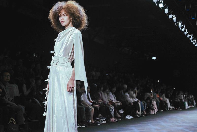 系列作品以新創高級訂製手法Cultivée展開，大量布量在垂墜與行走之間形成立體量感，使輪廓在動態裡仍保有穩定。（品牌提供）