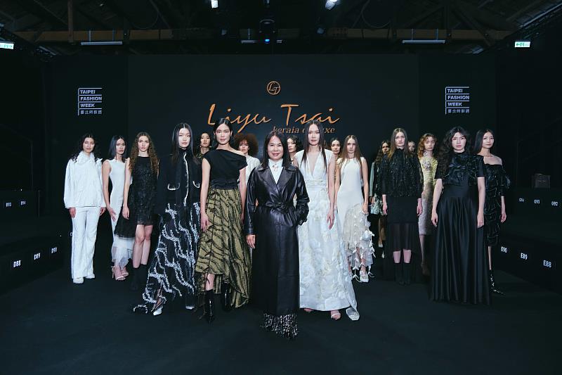 設計師Liyu Tsai 與模特們合影。（品牌提供）