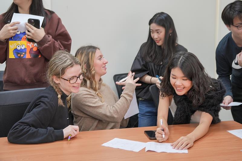 王品蓉（右）藉由華語文教學學程在校內累積華語學伴輔導經驗。（世新大學提供）