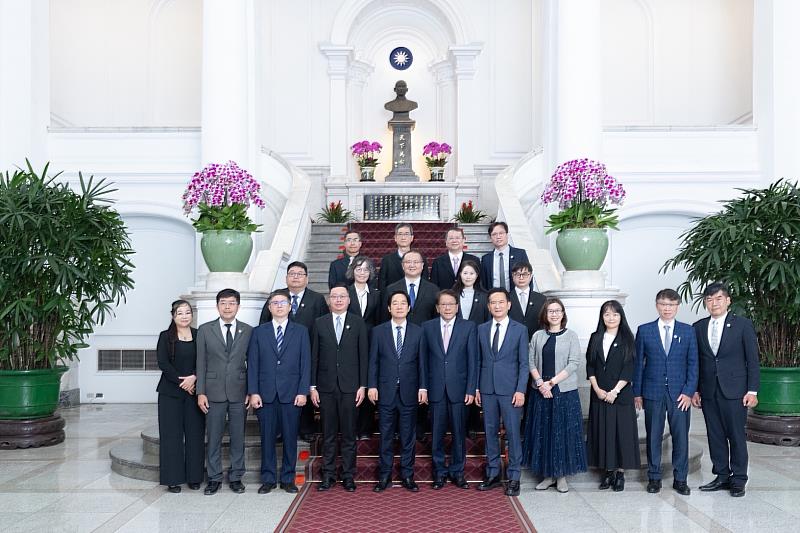 賴清德總統（前排中）與亞洲大學視光學系主任曾榮凱博士（2排中）、視光學界與驗光師公會全聯會代表於總統府大廳合影。此行展現產官學界守護國人視力健康的堅定決心。