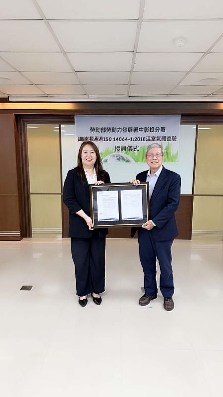 台灣中油公司綠能科技研究所呂國旭所長(右)頒發ISO14064-1證書給中彰投分署,由劉秀貞分署長(左)代表接受。