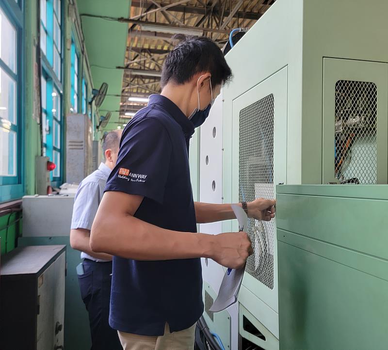 中彰投分署訓練師正在盤查訓練場域工具機附掛冷卻機。