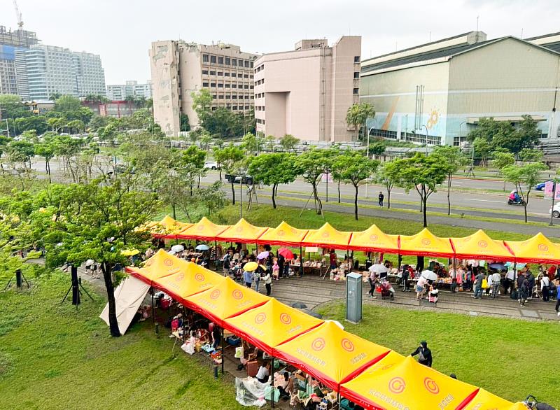 永慶房屋第2次響應「小樹市集」，贊助230頂活動帳篷，陪伴親子共度兒童節時光。（圖片由永慶房屋提供）