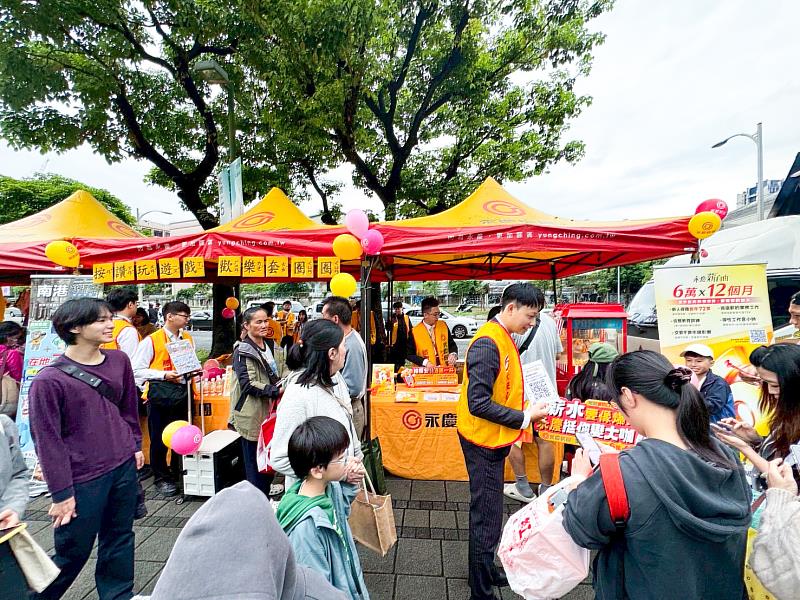 永慶房屋設置「挺你變大咖」與套圈圈遊戲攤位，為市集活動再添熱鬧氛圍。（圖片由永慶房屋提供）
