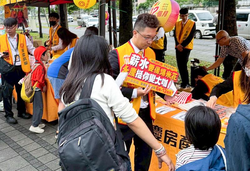 在「挺你變大咖」攤位，說出通關密語「薪水要像爆米花，永慶挺你變大咖」，免費獲得爆米花，吸引許多親子家庭前往參加。（圖片由永慶房屋提供）