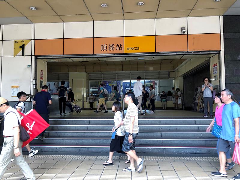捷運頂溪站周遭住宅平均單價僅60.3萬元,與相鄰的古亭站便宜超過40萬元,成為價差最大的相鄰兩站點。
