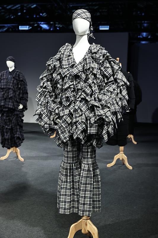 近距離觀看結構性輪廓靜止時，服裝呈現如建築般的輪廓。