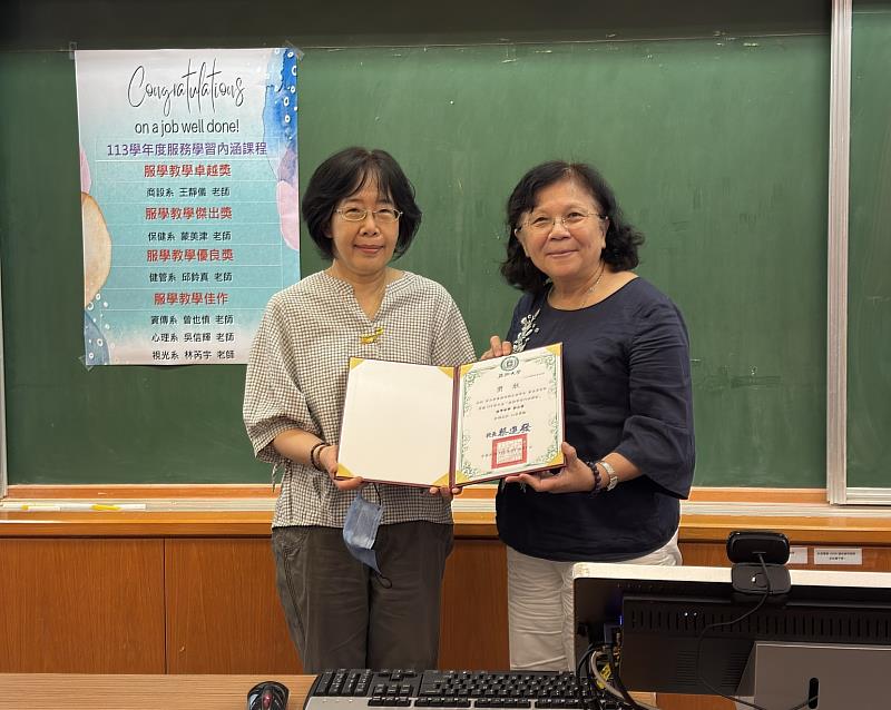 蔡秀芬永續長(右)頒發服務學習內涵課程績優教師,蒙美津老師(左)受獎。
