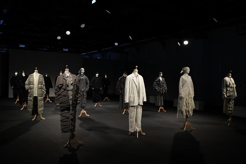 現場展出16套季度服裝，引領觀眾穿梭人臺間，近距離觀看、體驗服裝設計細節與工藝。