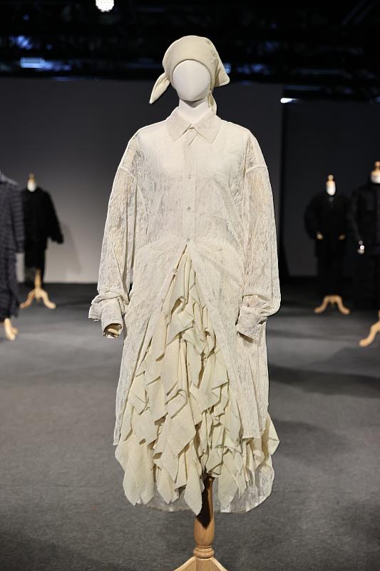 材質上，結合羊毛、蕾絲與針織等多樣織物，形成細膩而層次豐富的質地。