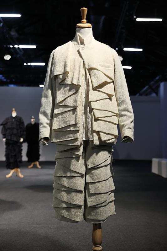 結構性輪廓透過層疊、折疊與重複建構而成，形成一種「柔軟的結構」。