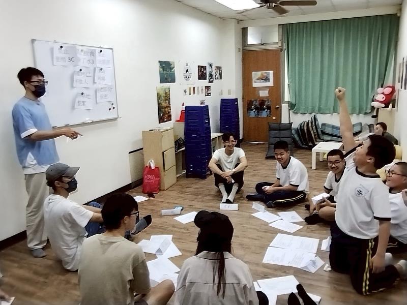 心理學系吳信輝老師帶領「青少年心理學」修課學生走入國中校園，舉辦「性別教育成長團體」，協助青少年在發展關鍵期建立健康的自我認同與性別價值觀。