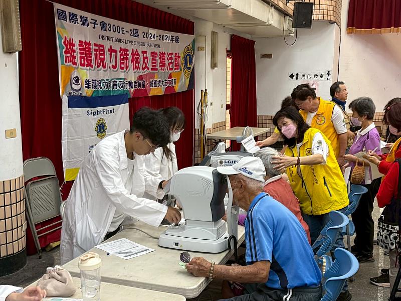 視光學系林芮宇老師透過「視光服務與倫理」課程，指導學生深入社區進行專業視力篩檢。不僅提供長輩具體的健康關懷，更讓學生在服務中內化醫事專業倫理。