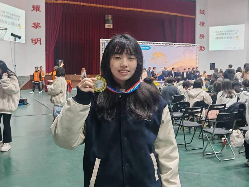 牙技系劉怡彣同學獲PVQC牙體技術類組總冠軍與獎牌合影。