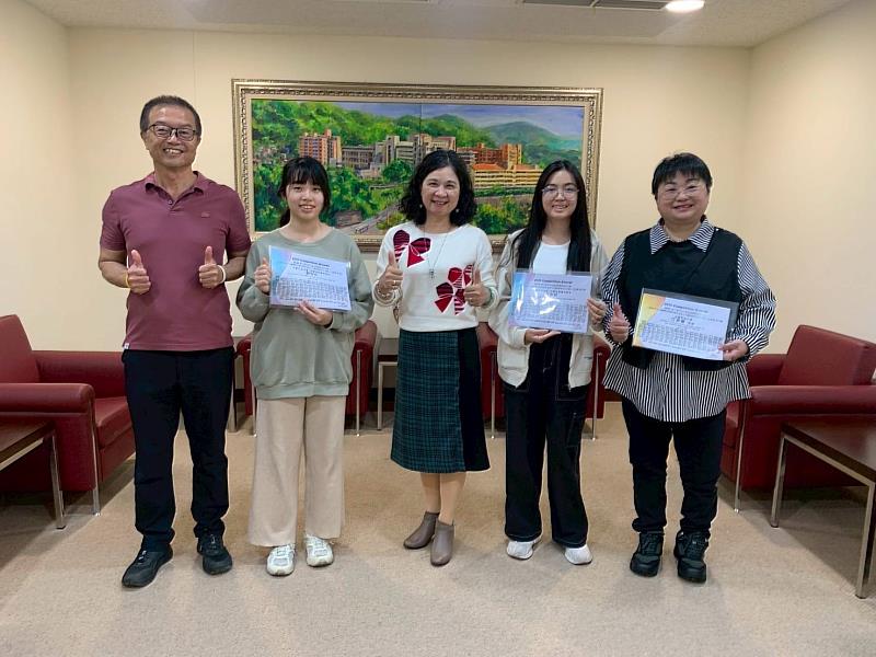 中臺科大陳錦杏校長（中）、牙技系許學全主任（左1）、江亭儀副主任（右1）與劉怡彣同學（左2）、何家綺同學（右2）合影。