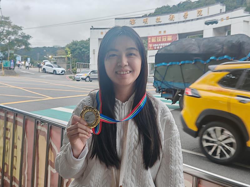 牙技系何家綺同學獲PVQC牙體技術類組總亞軍與獎牌合影。