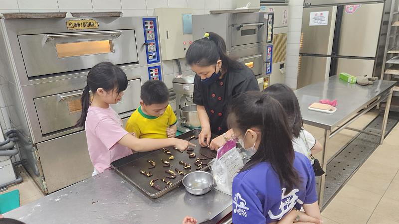 救國團斗六終身學習中心益童烘焙，愛心傳承！兒童節公益手作烘焙送溫暖！