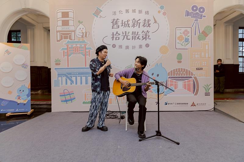 客家金曲歌王黃子軒、客家音樂才子龔德共同開場演出。