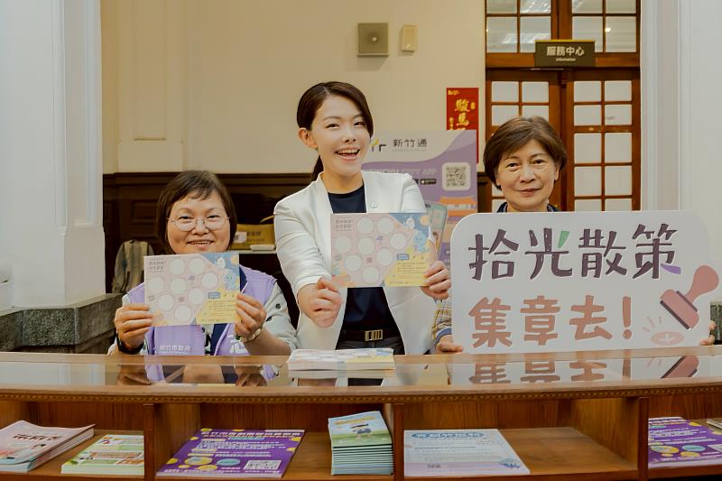 市長高虹安與志工邀請民眾至服務台免費索取集章卡。