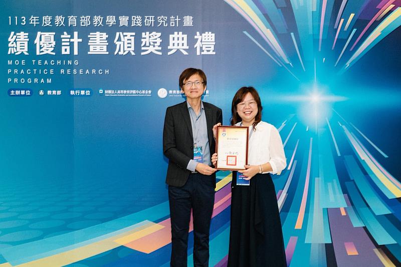 東海大學國貿系展現卓越人才培育成果,助理教授李怡穎(右)榮獲教育部教學實踐績優計畫。圖左為東海大學管理學院院長曾俊堯。