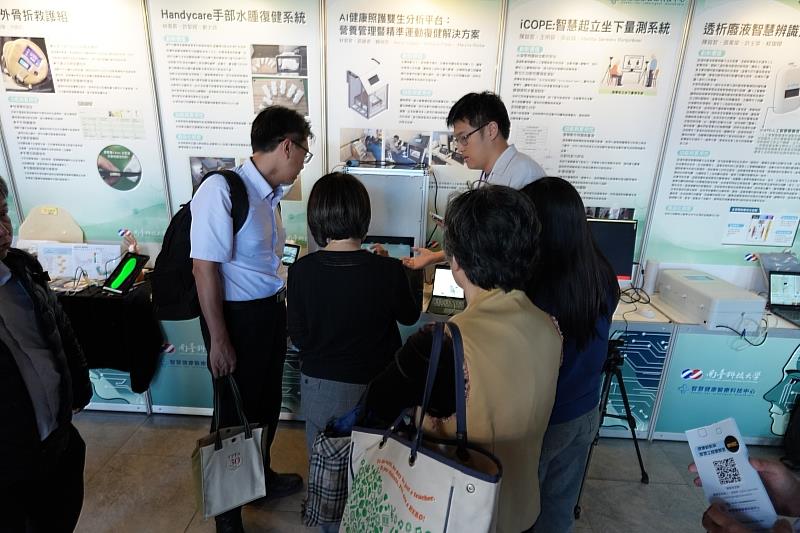「2026智慧健康醫療論壇」現場特別規劃技術展示與媒合區，由南臺科大師生研發團隊親自向與會的產業界代表解說創新作品。